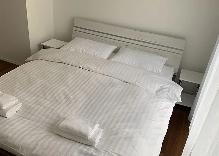 For 1 To 6 People, 3 Double Beds Lejlighed