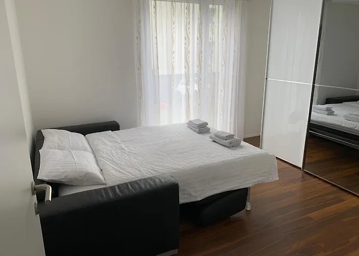 For 1 To 6 People, 3 Double Beds Lejlighed *