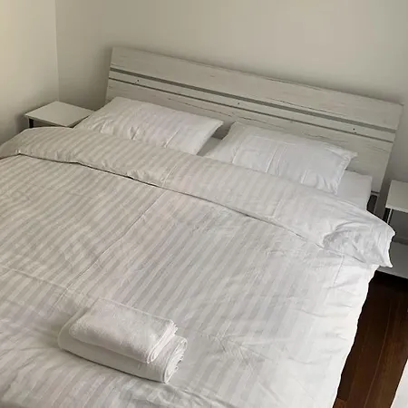 For 1 To 6 People, 3 Double Beds Apartamento