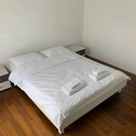 For 1 To 6 People, 3 Double Beds Apartamento